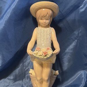 Lladro Figurine - Girl w/ Hat and Basket of Flowers in Skirt Flores En La Falda